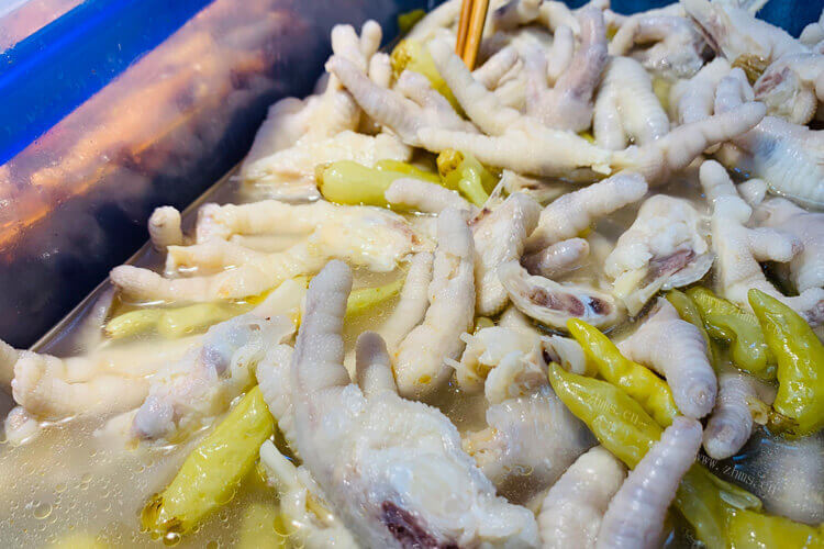 在超市买了些鸡爪子，鸡爪烧土豆怎么做好吃？