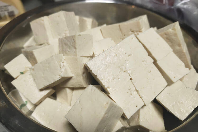 晚上准备炖汤喝，豆腐菠菜西红柿汤怎么做呢？