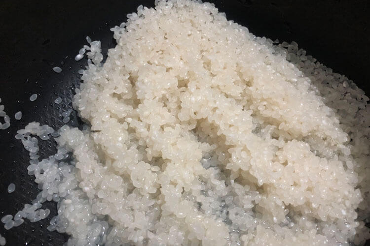我想自己做点米皮吃，请问普通大米能做米皮吗？