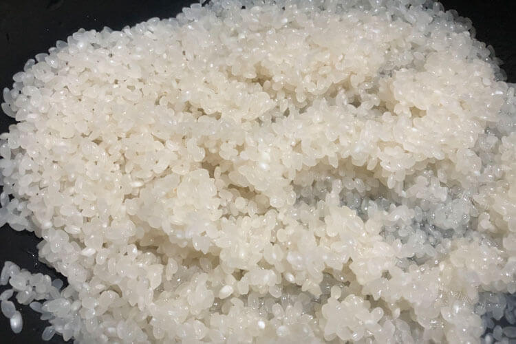 今天煮饭的时候，一不小心就多加了一些米，浸泡过的大米怎么保存