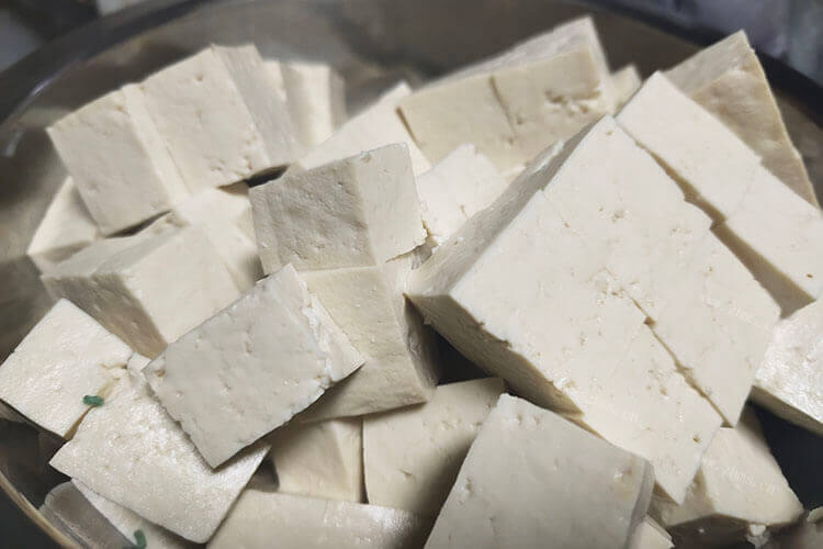 在家里做霉豆腐，夏天做霉豆腐乳怎么做好吃？