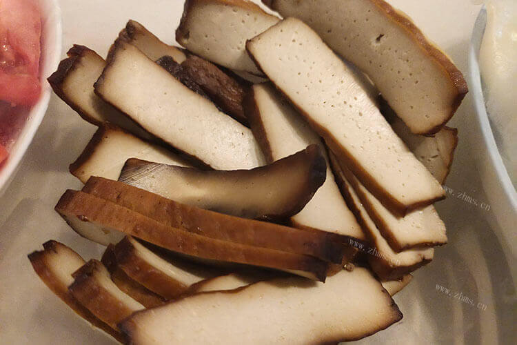 大蒜豆腐干又叫大蒜香干，属于家常菜，大蒜豆腐干怎么烧好吃？