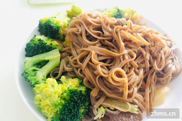 口感不同,顏色不同.白蕎麥麵外觀呈白色,黑蕎麥麵外觀顏色較深.