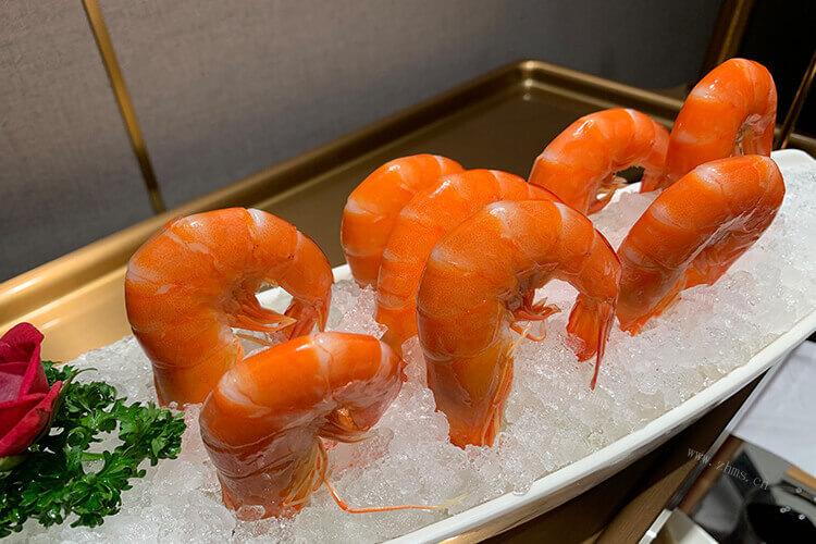 我平时很喜欢吃小龙虾，蒜蓉小龙虾和麻辣小龙虾哪个好吃呢？