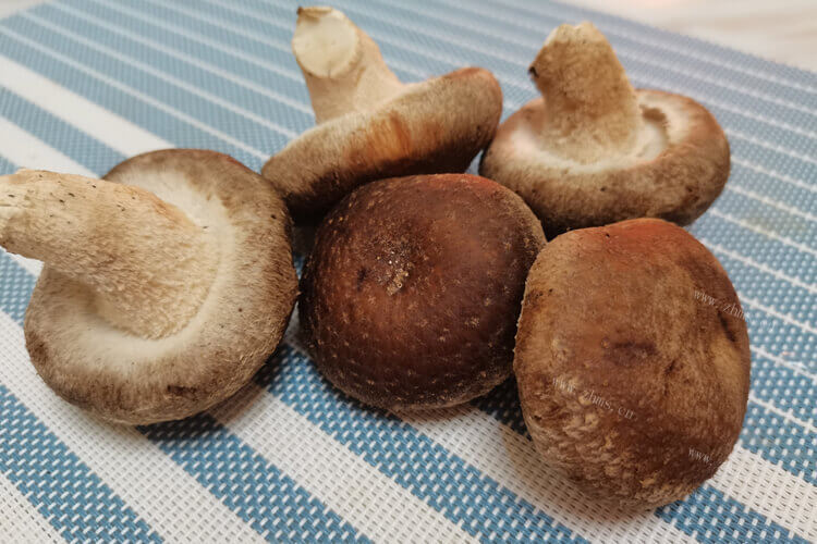 不知道香菇的样子，怎么判断香菇煮熟没熟？