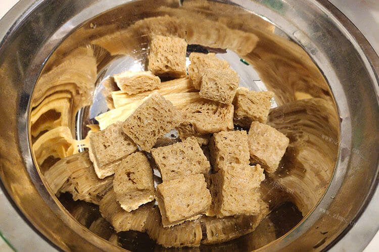 买了一些腐竹和冬菇，腐竹煲冬菇瘦肉汤怎么做？