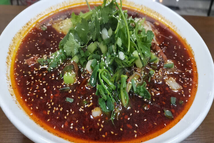 冒菜和香锅的区别是什么，哪个好吃？
