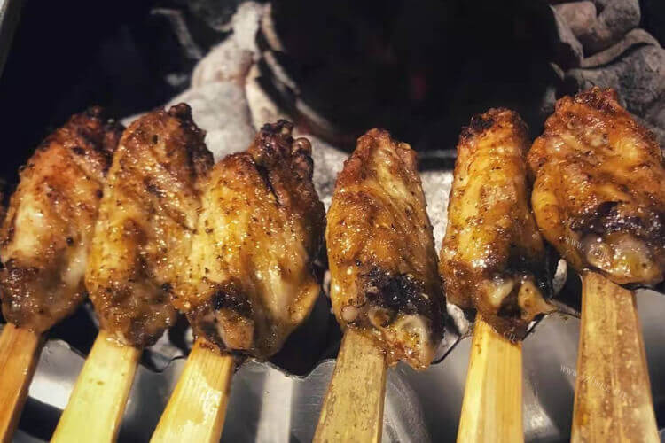想在家烤一些鸡翅吃，腌鸡翅中的腌制方法？