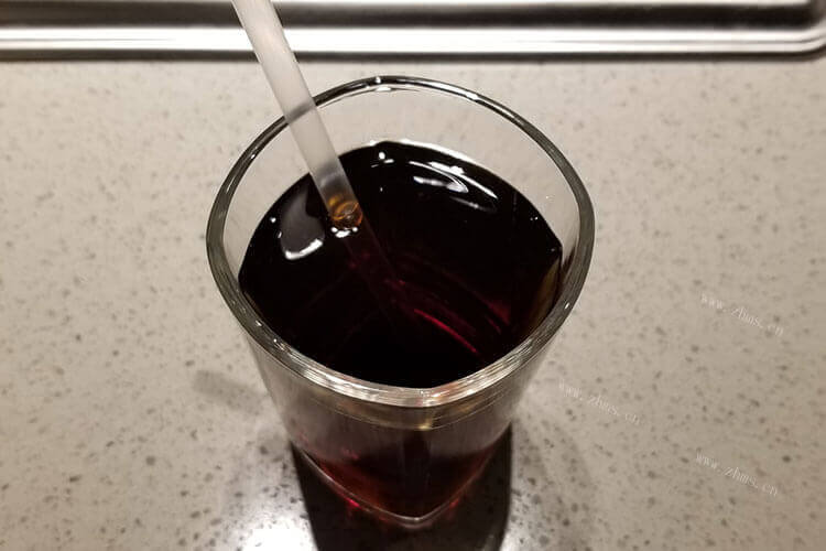 酸梅汤也可以搭配着其他的美食吃，问一下酸梅汤可以喝酒一起喝吗