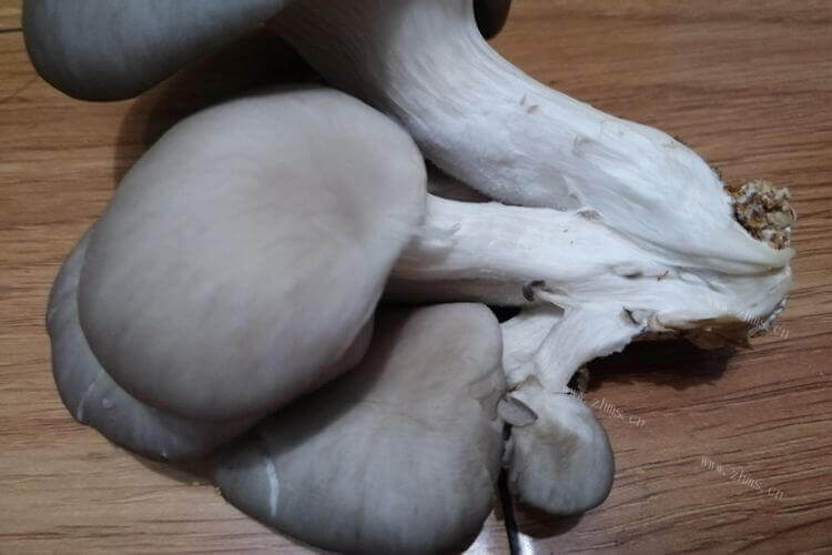 请朋友吃饭，平菇和山药炖排骨汤怎么做?