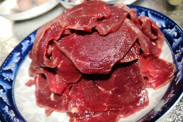 牛肉含有丰富的蛋白质，澳洲牛肉烧土豆怎么做好吃？