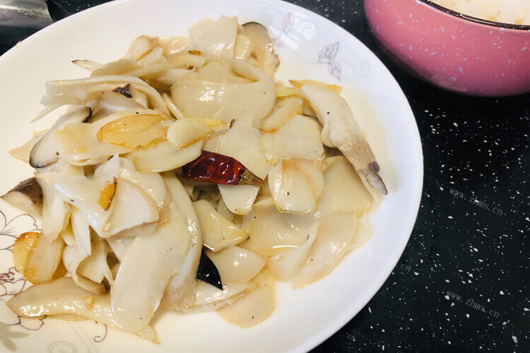 晚上做的一些菜没有吃完，凉拌杏鲍菇放冰箱隔夜还能吃么？