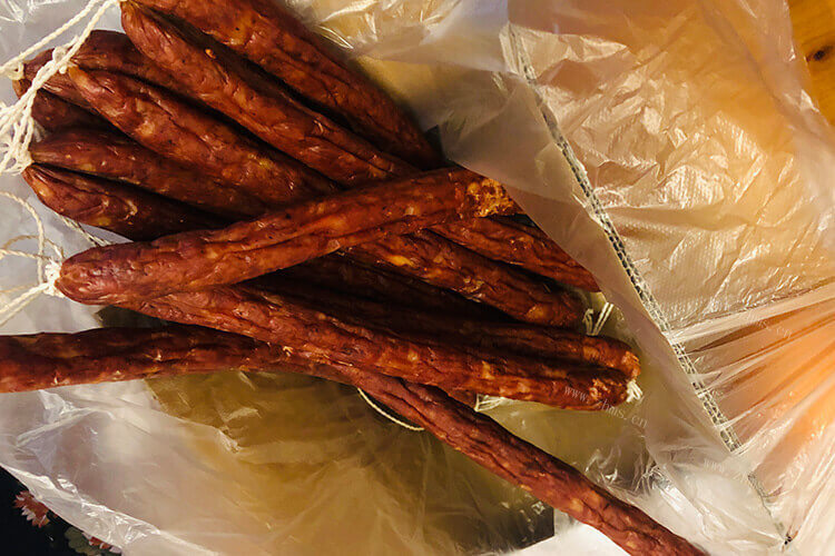 今天想要吃腊肠和猪肉，腊肠可以和猪肉一起炒吗？