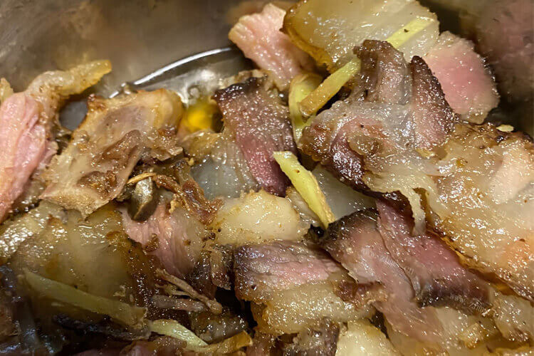 最近自己在做腊肉，正在腌制中的腊肉粘了怎么回事？