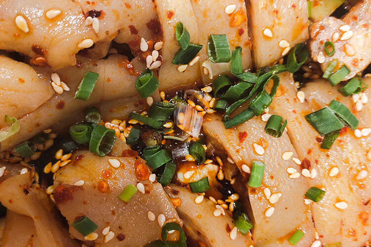 用生的猪蹄和腌制好的酸菜，酸汤猪脚怎么做好吃？