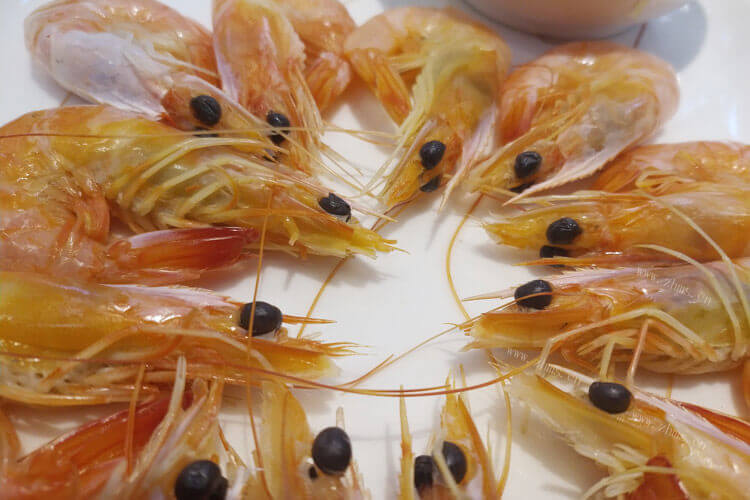 家里买了一些大虾和虾爬子，怎样清洗大虾和虾爬子？