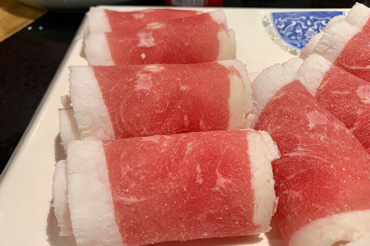 想买一些牛肉回来煎牛排，雪花牛肉跟肥牛有什么区别呢？