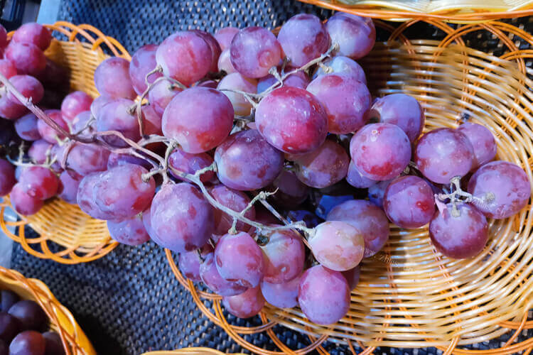 提子和葡萄都好吃，提子好吃还是巨峰葡萄好吃？
