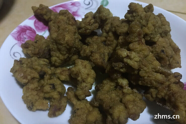 我妹妹想投资个小吃店，小吃加盟要准备多少资金?
