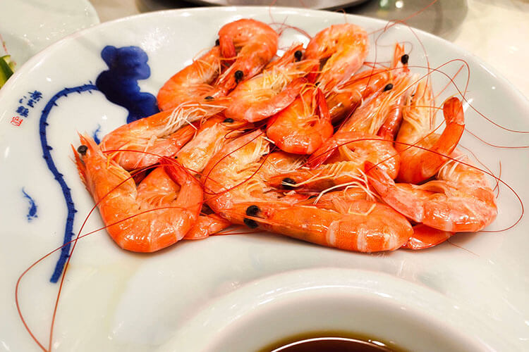 我很少买虾食用，想要知道虾膏是红色的能吃吗？