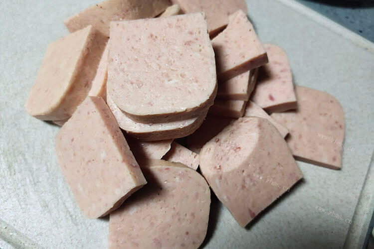 买回来了一个午餐肉罐头，午餐肉圆罐头没有拉环怎么打开？