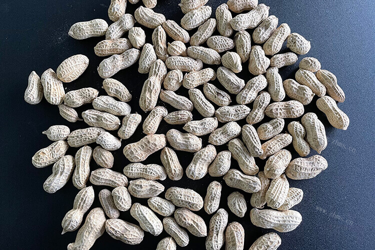 花生油我觉得挺香的，花生底油是什么做成的呢？