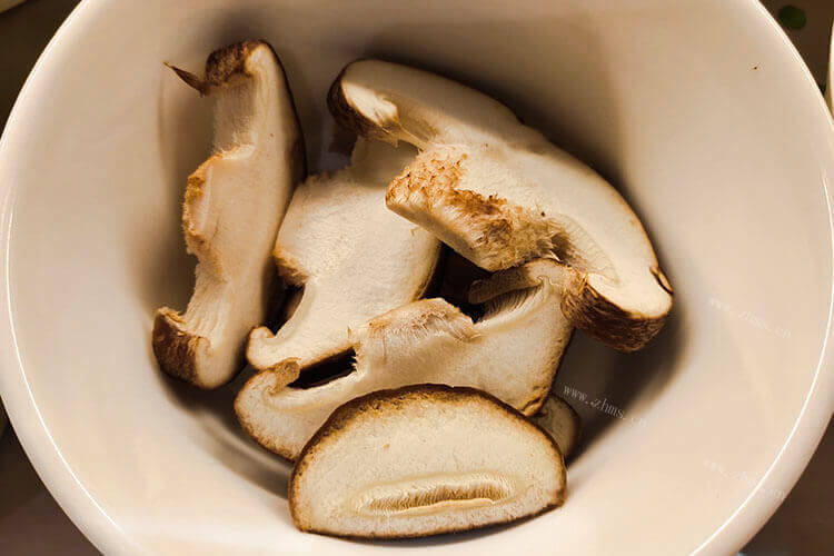 请问一下蘑菇炒肉怎么炒好吃吗？要加什么调料呀？