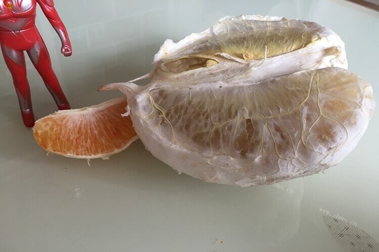 上午吃了两个柚子没有把柚子皮扔掉，如何用柚子皮做柚子糖？