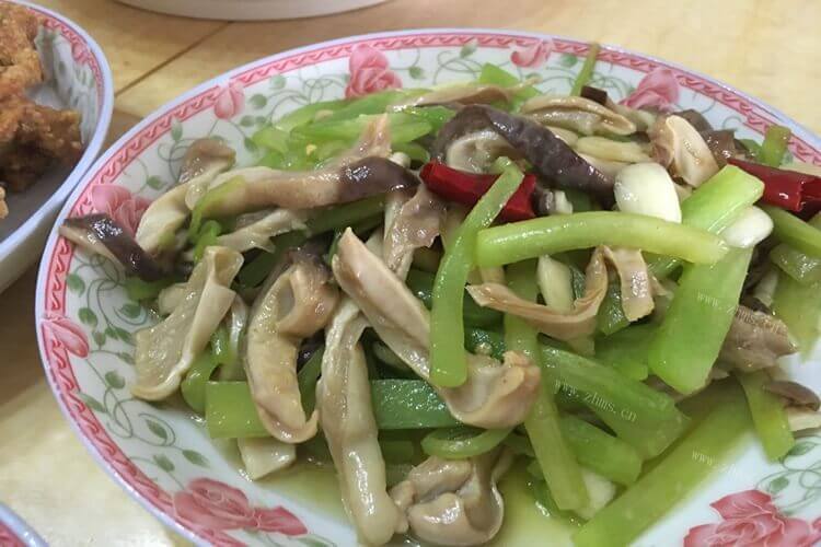 买了一些猪杂，还有笋干，猪肚笋干酸菜汤怎么做？