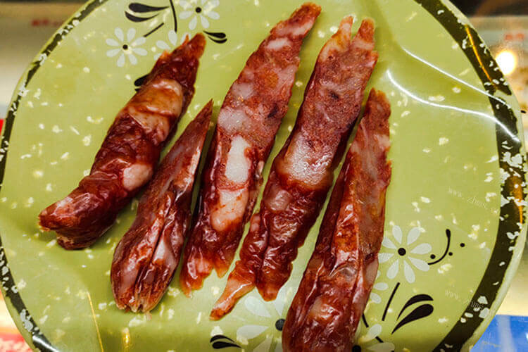 香肠一般都是用猪肉制作出来的，灌香肠用什么部位猪肉比较好？