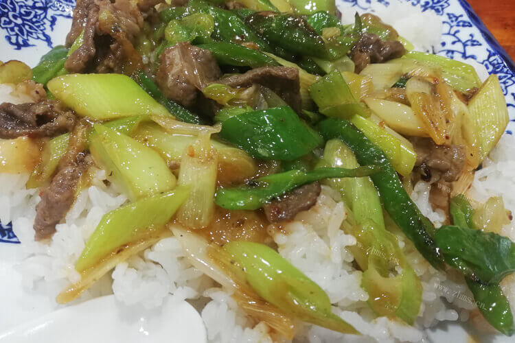 今天想自己做饭，请问孜然肉片盖饭怎么做好吃？