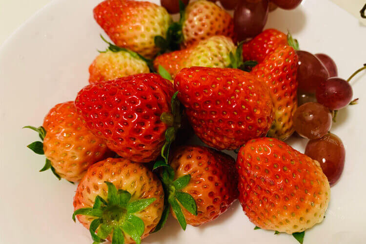 我觉得草莓和茄子的颜色很好看，草莓茄子能搭配在一起吃吗？