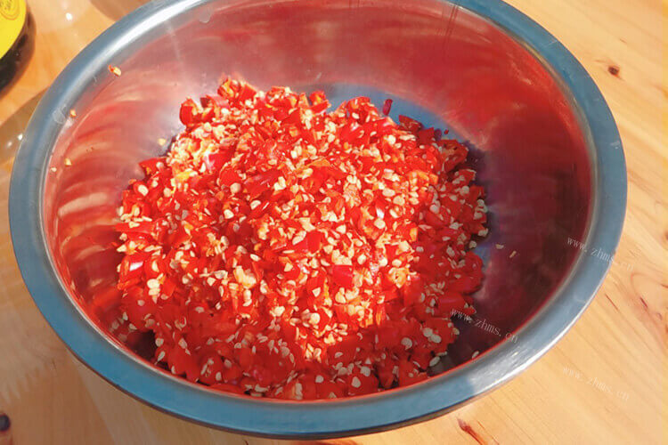 广式腊肠可以炒着吃的，可以放入辣椒的，广式腊肠炒辣椒怎么炒？