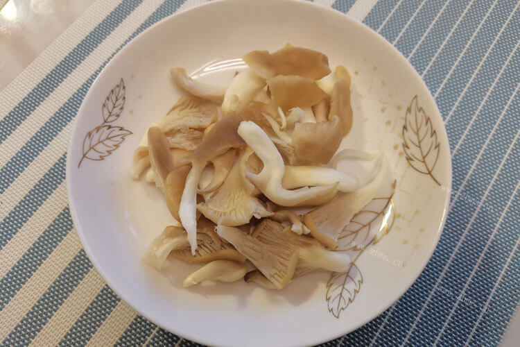 请朋友吃饭，平菇和山药炖排骨汤怎么做?
