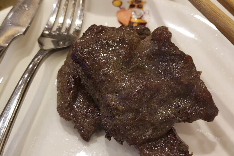 我想吃些牛排，牛排刀叉勺的正确拿法是什么呢？
