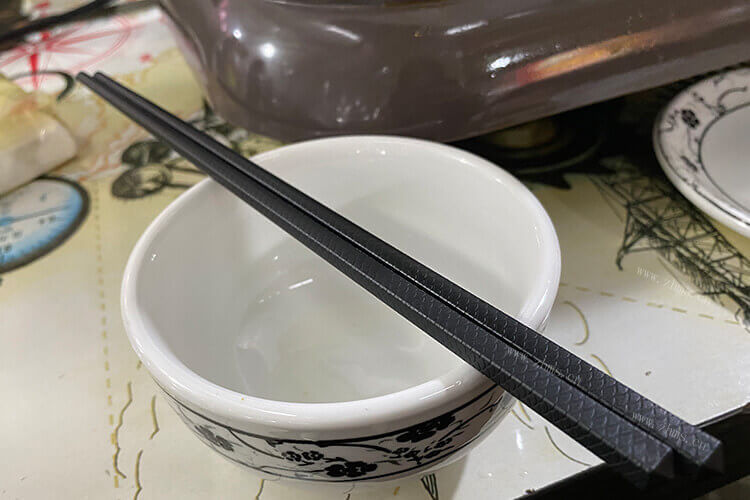 有铁木筷子和鸡翅木筷子，铁木和鸡翅木筷子的区别是什么？