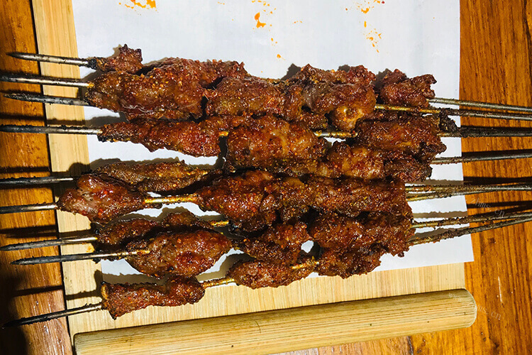 很多人烧烤都选择一些猪肉，猪肉烧烤哪个部位好吃呢？