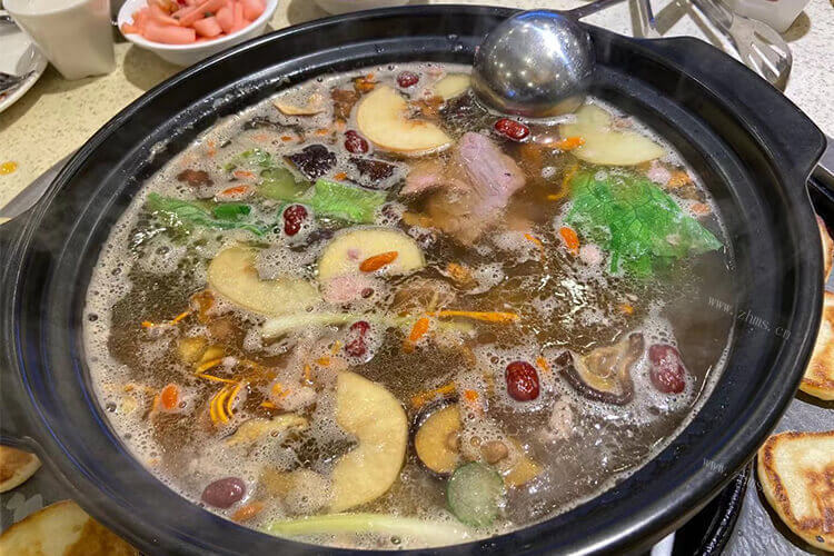 火锅煮了一些牛肉卷，牛肉卷煮出来有沫什么原因？
