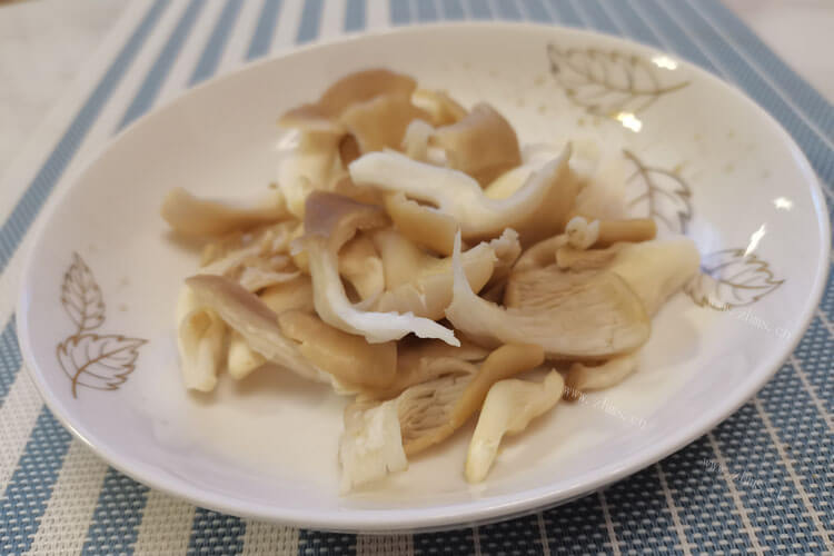 请朋友吃饭，平菇和山药炖排骨汤怎么做?