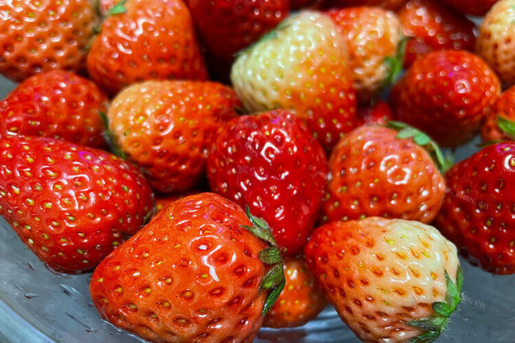 在大棚里摘了一些草莓，大棚草莓怎么洗才干净？