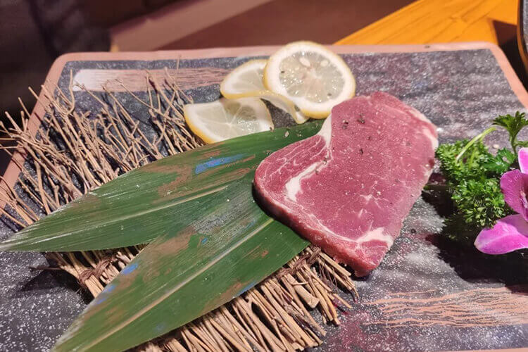 今天在西餐厅吃了一个面包牛排，你知道在国外，面包牛排叫什么吗