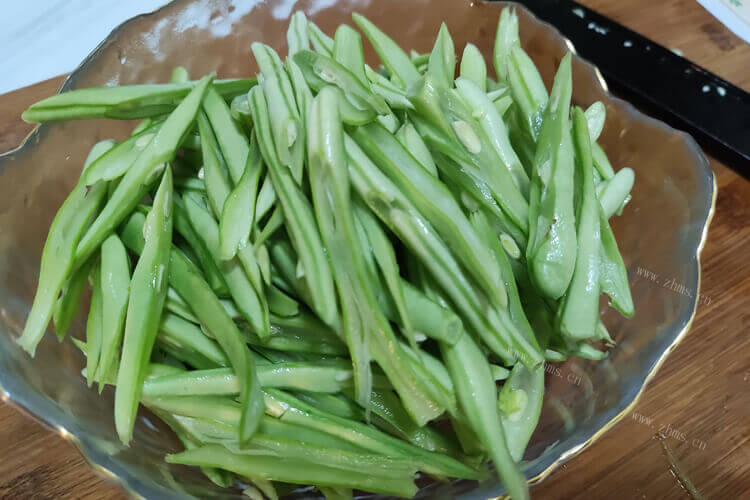 把豆角放在冰箱里都变黑了，怎么保存豆角放冰箱不长锈斑？
