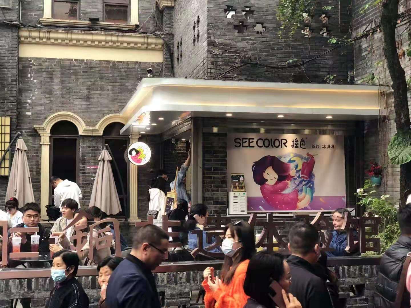 云南省的撞色奶茶店合适开在广场外吗