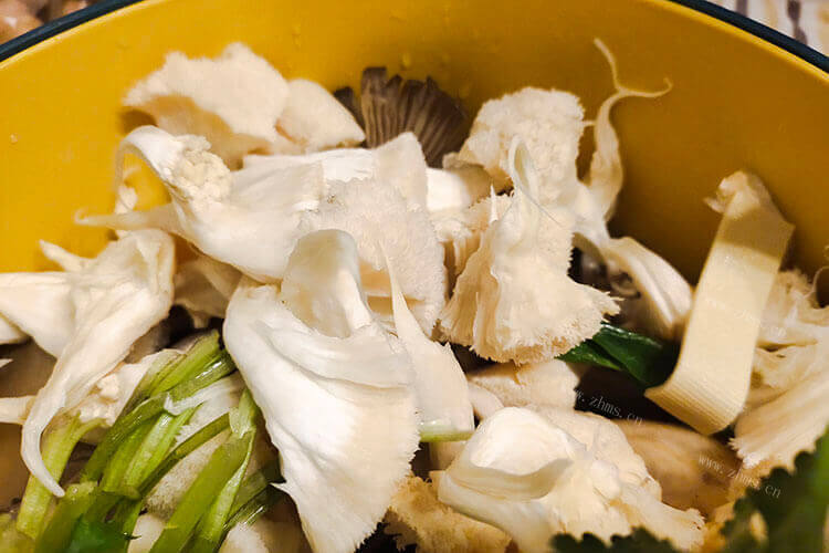 打算做蘑菇，蘑菇素炒怎么炒好吃？