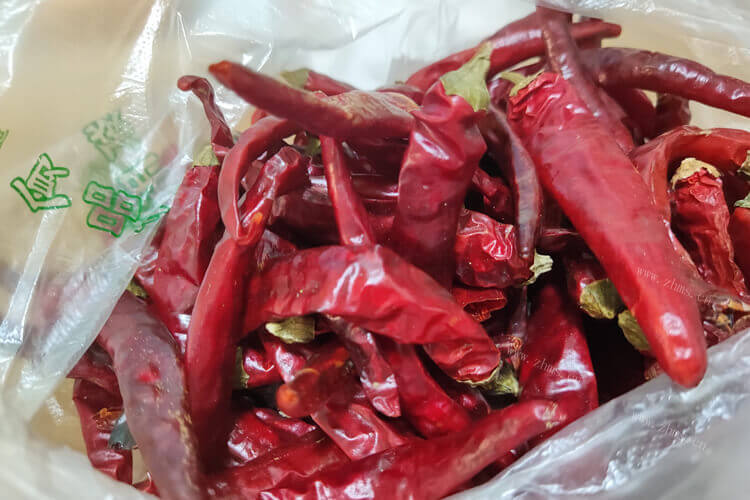 在家炒蘑菇，蘑菇用什么辣椒炒好吃又下饭？