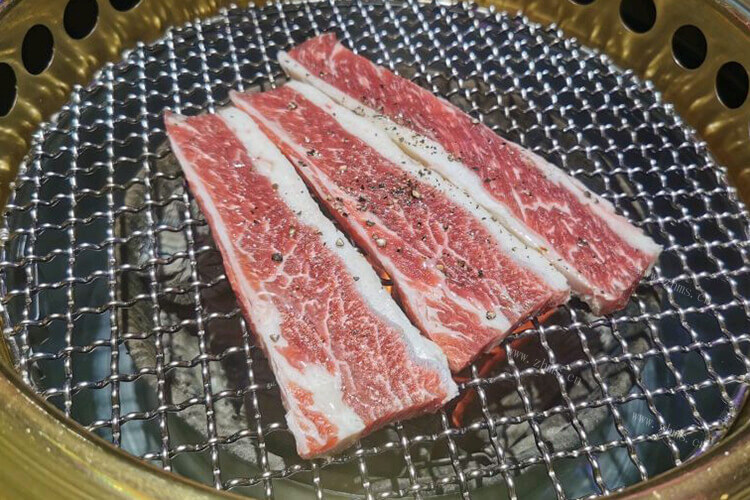 今天买了一些五花肉，五花肉怎么煸炒出油呢？