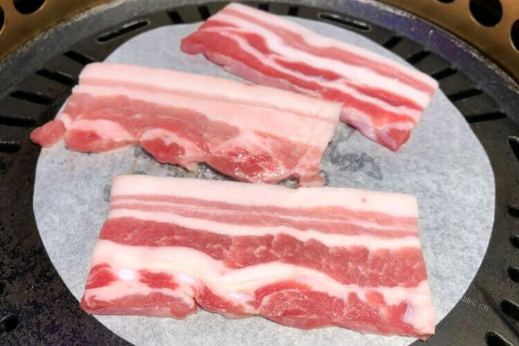 今天买了一些五花肉，五花肉怎么煸炒出油呢？