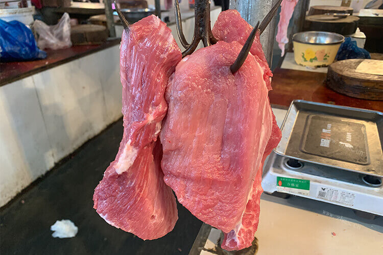 妈妈做好的猪肉好像有点变质了，熟猪肉坏了怎么判断呢？