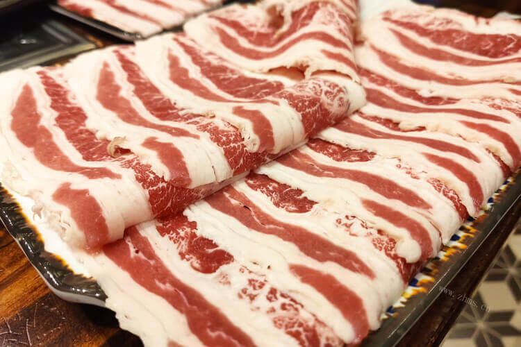 有人说肥牛不是真的牛肉，肥牛是合成的吗？
