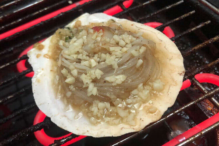 我好久没有买海鲜了，请问生蚝与鲍鱼和扇贝有区别吗？